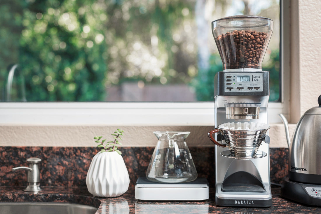 Baratza Sette 270年与鹅颈式水壶和咖啡