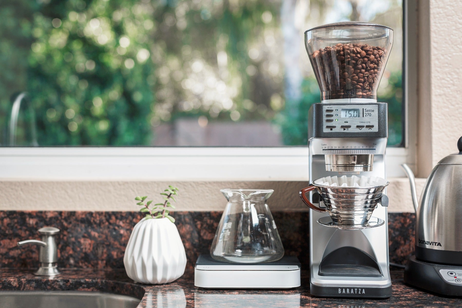 Baratza Sette 270年与鹅颈式水壶和咖啡